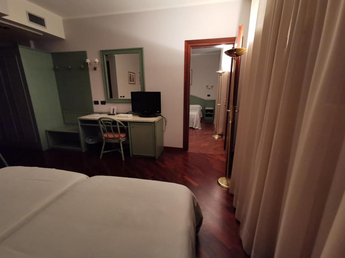 Hotel Le Ville Modena Luaran gambar