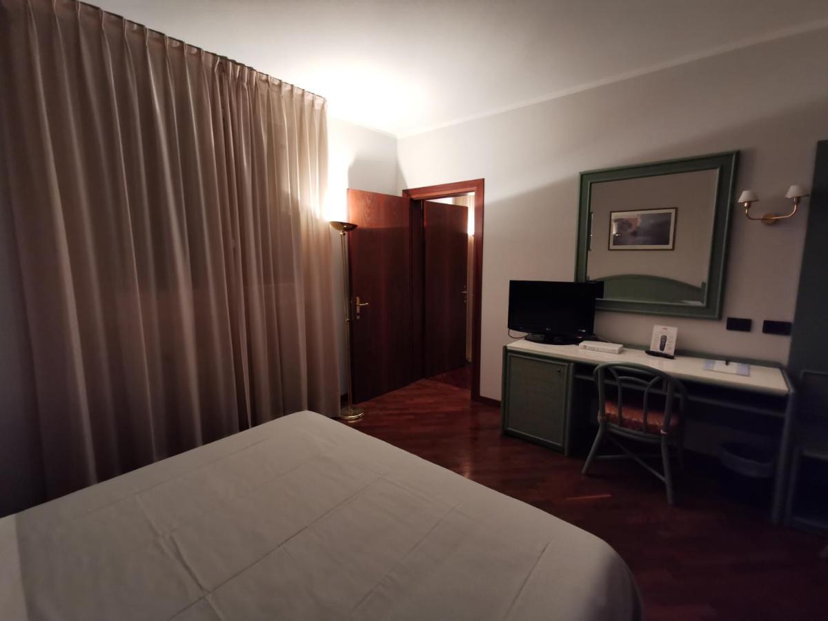 Hotel Le Ville Modena Luaran gambar