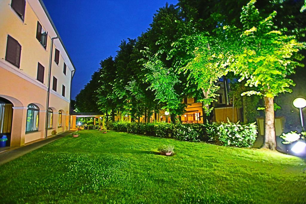 Hotel Le Ville Modena Luaran gambar