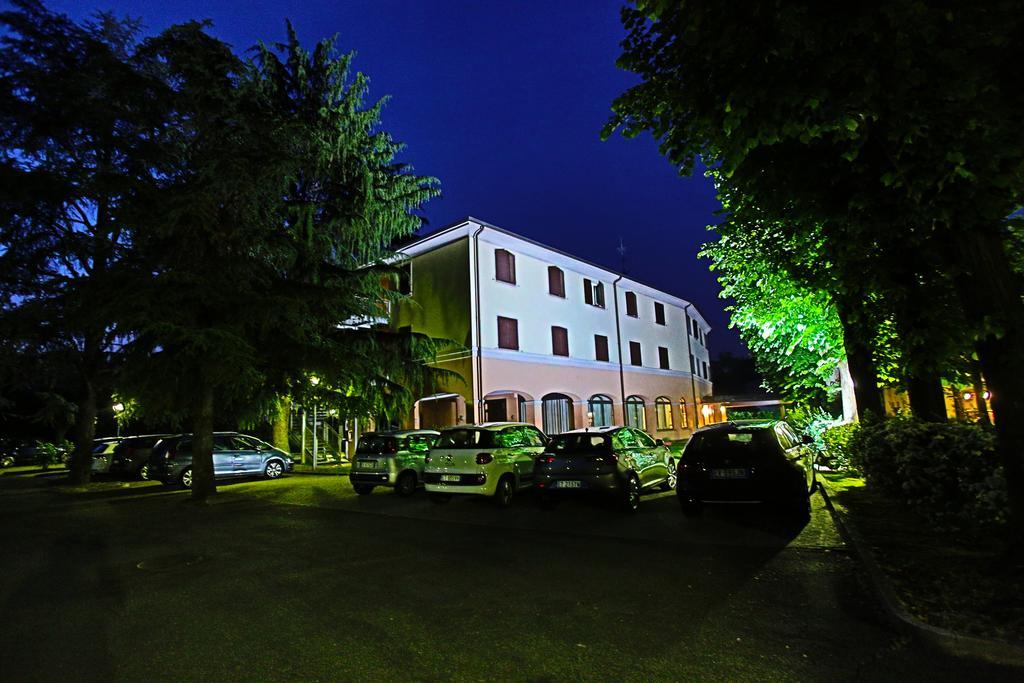 Hotel Le Ville Modena Luaran gambar