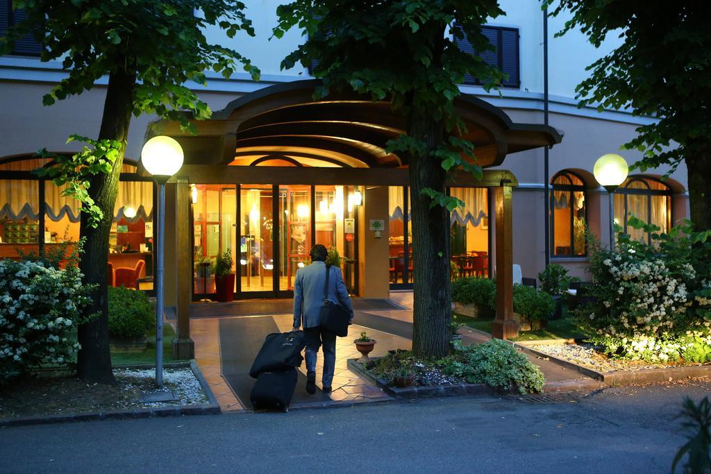 Hotel Le Ville Modena Luaran gambar